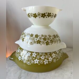 VINTAGE Set of 3 Pyrex with Spring Blossom Daisy pattern Amazing Condition